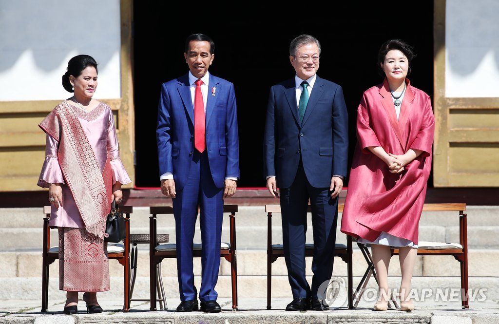 在首尔昌德宫,印尼第一夫人艾里亚纳(左起),印尼总统佐科·维多多