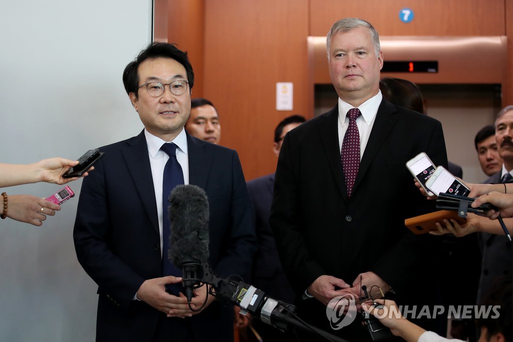 9月11日，在首尔，比根（右）与李度勋结束会谈后接受媒体采访。（韩联社）