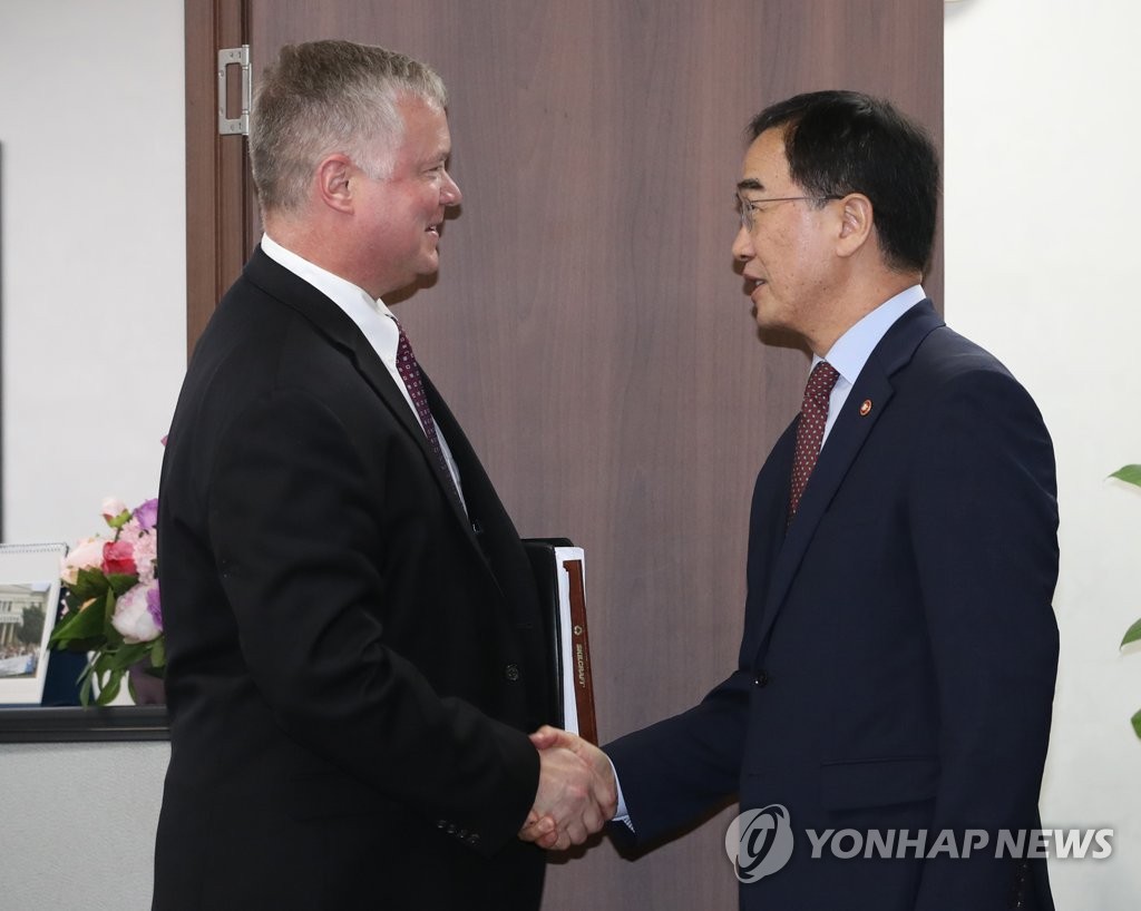 资料图片：韩国统一部长官赵明均(右)与美国国务院朝鲜政策特别代表斯蒂芬·比根（韩联社）