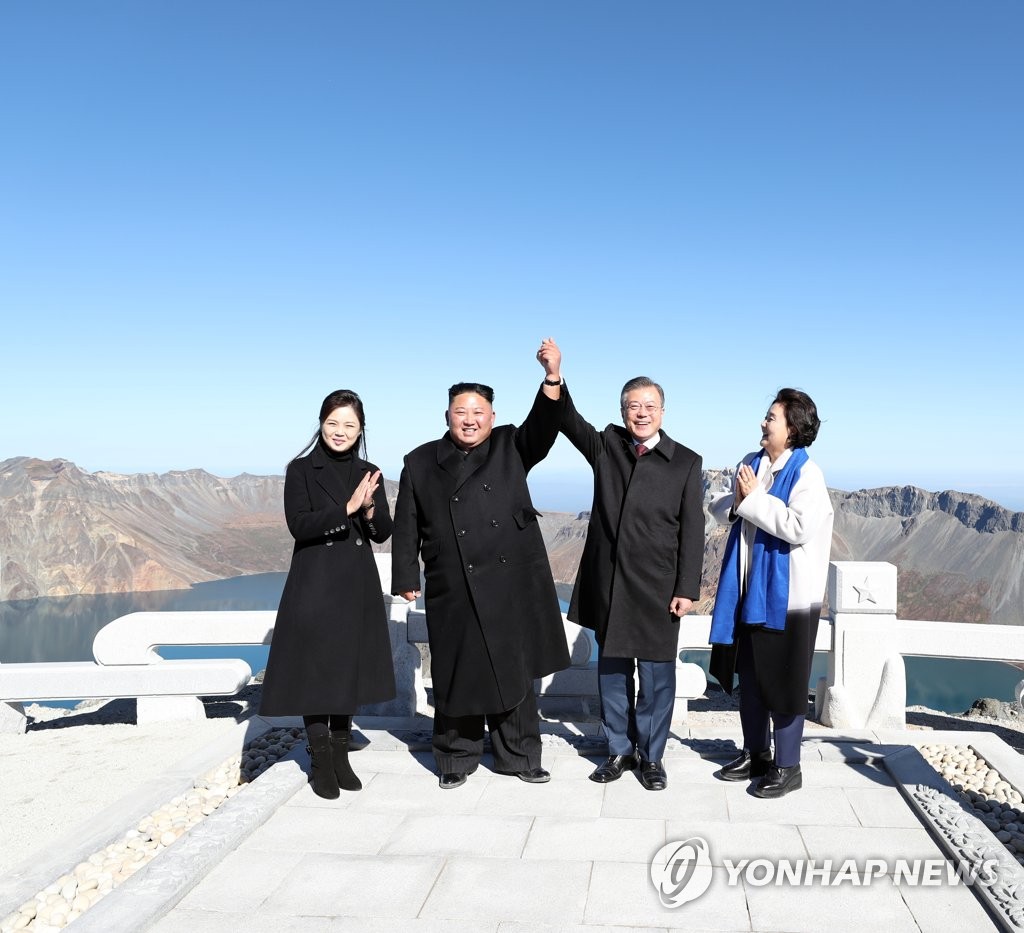 资料图片：9月20日上午，在白头山主峰“将军峰”，韩国总统文在寅（右二）与朝鲜国务委员会委员长金正恩（左二）一同登顶后合影留念。（韩联社）