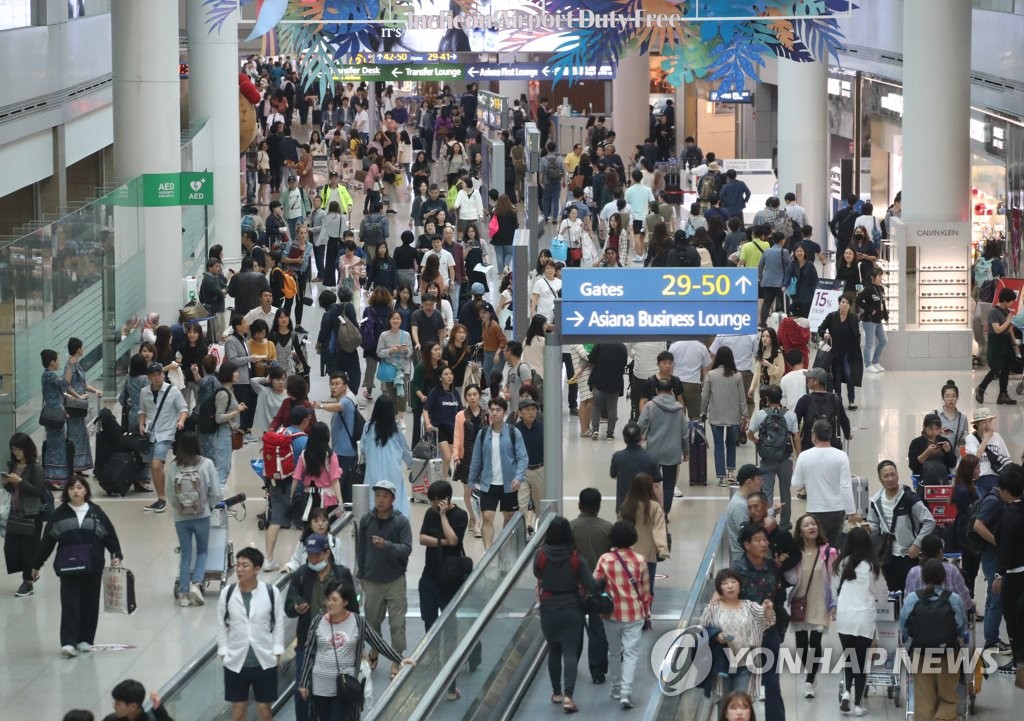 资料图片：仁川机场第一航站楼免税区人头攒动。（韩联社）