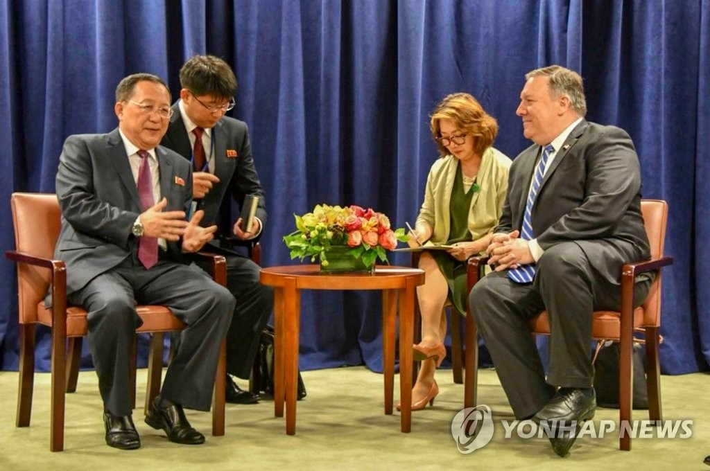 当地时间9月26日，在纽约，李容浩（左一）与蓬佩奥（右一）举行会谈。（韩联社/美国务卿推特）