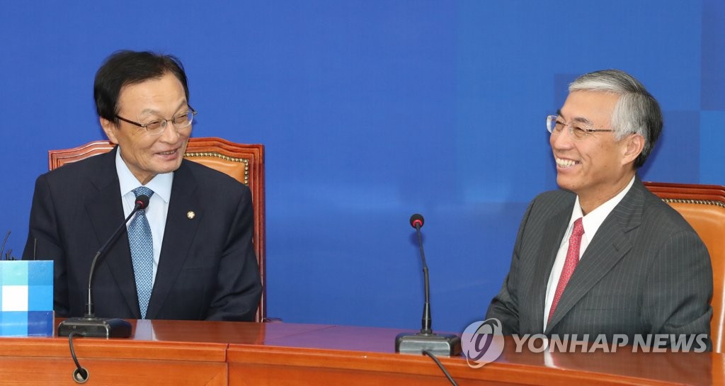9月28日下午，在韩国国会，共同民主党党首李海瓒（左）与中国驻韩国大使邱国洪交谈。（韩联社）