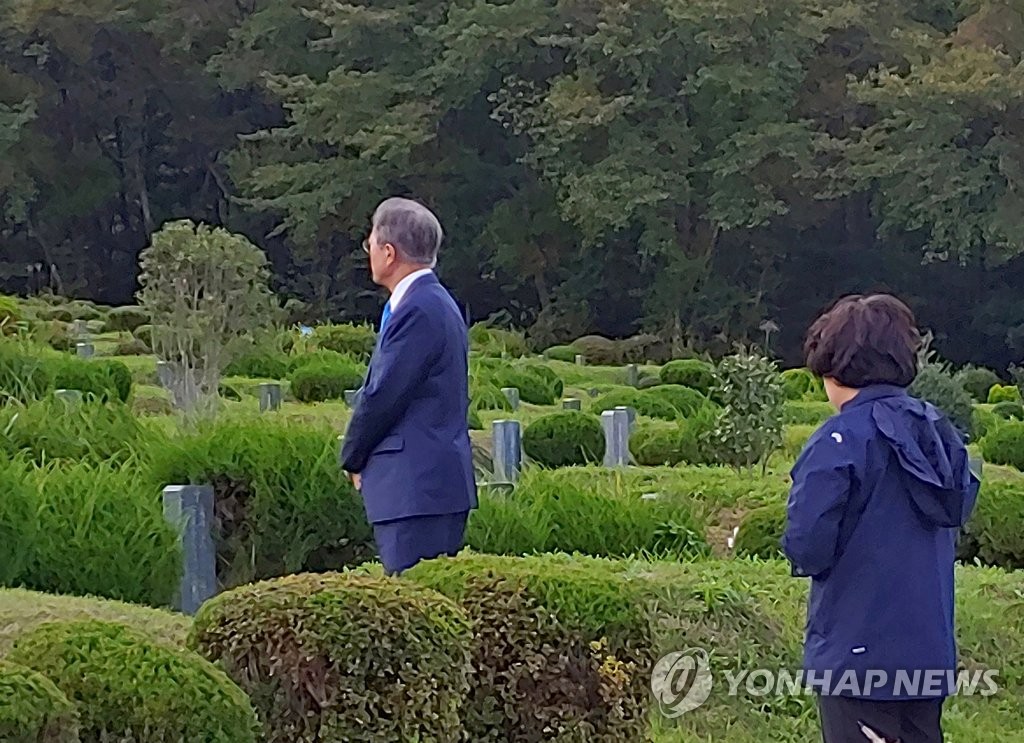 9月28日，在庆尚南道梁山市一公园的天主教公墓，韩国总统文在寅（左）和夫人金正淑女士扫墓。（韩联社/青瓦台供图）