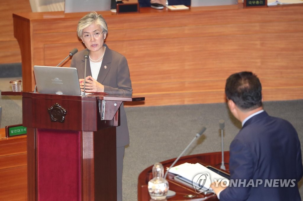 10月1日，在韩国国会，韩国外长康京和（左）回答国会议员的提问。（韩联社）