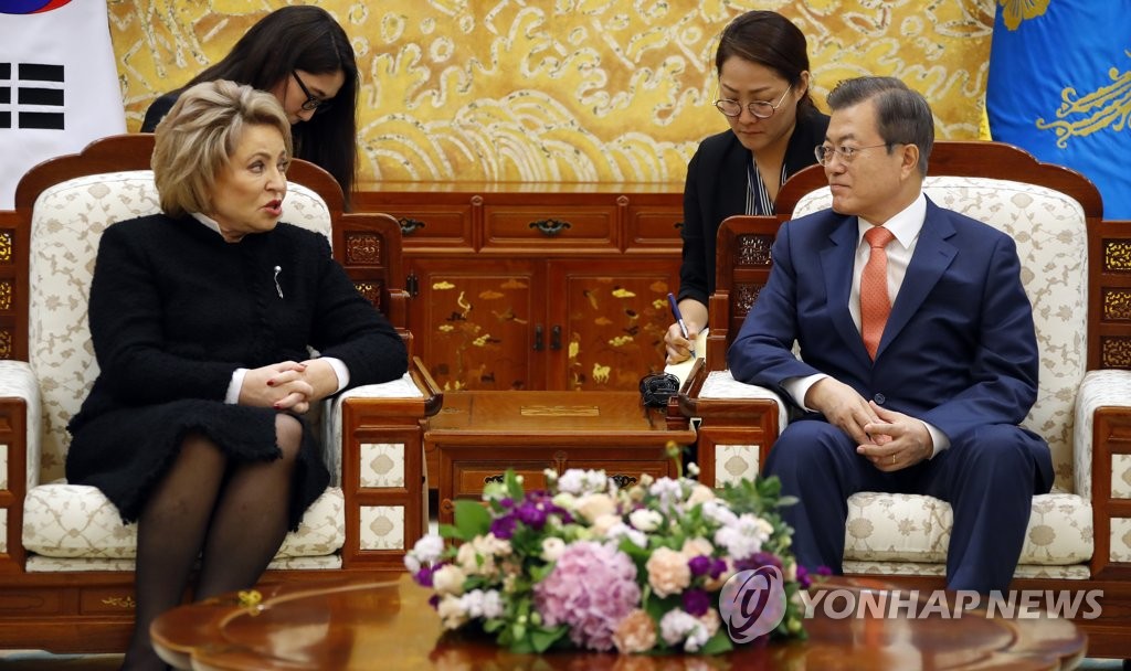10月5日下午，在青瓦台，韩国总统文在寅（右）与到访的俄罗斯联邦委员会主席瓦伦缇娜·伊万诺夫娃·马特维延科会晤。（韩联社）