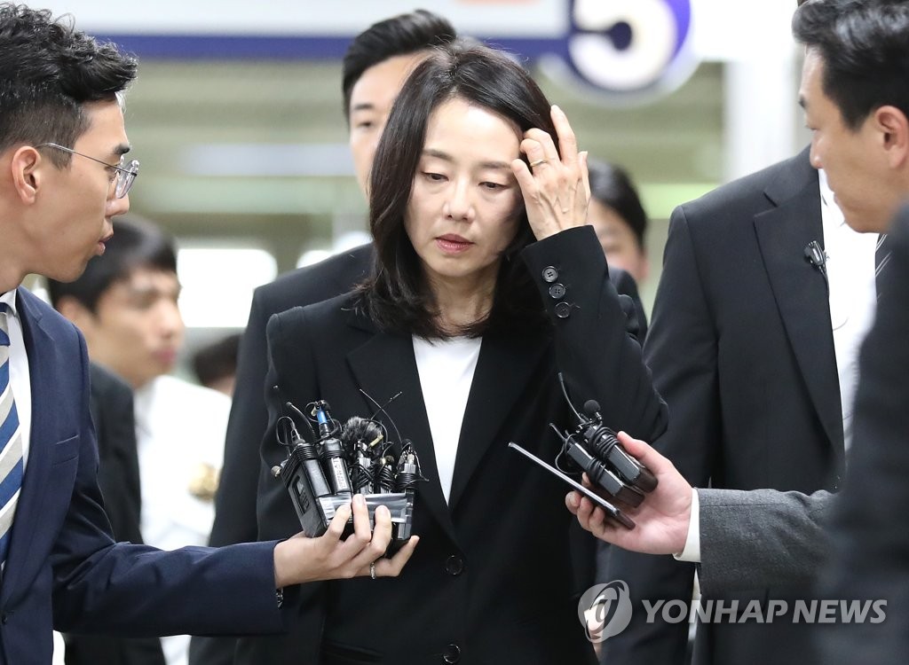 10月5日，赵允旋出庭接受一审宣判后答记者问。（韩联社）