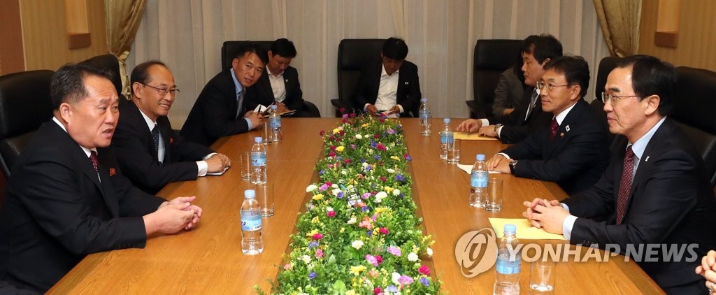 10月5日下午，在平壤市高丽酒店，赵明均（右一）和李善权（左一）共同主持高级别代表团磋商。（韩联社/联合采访团）