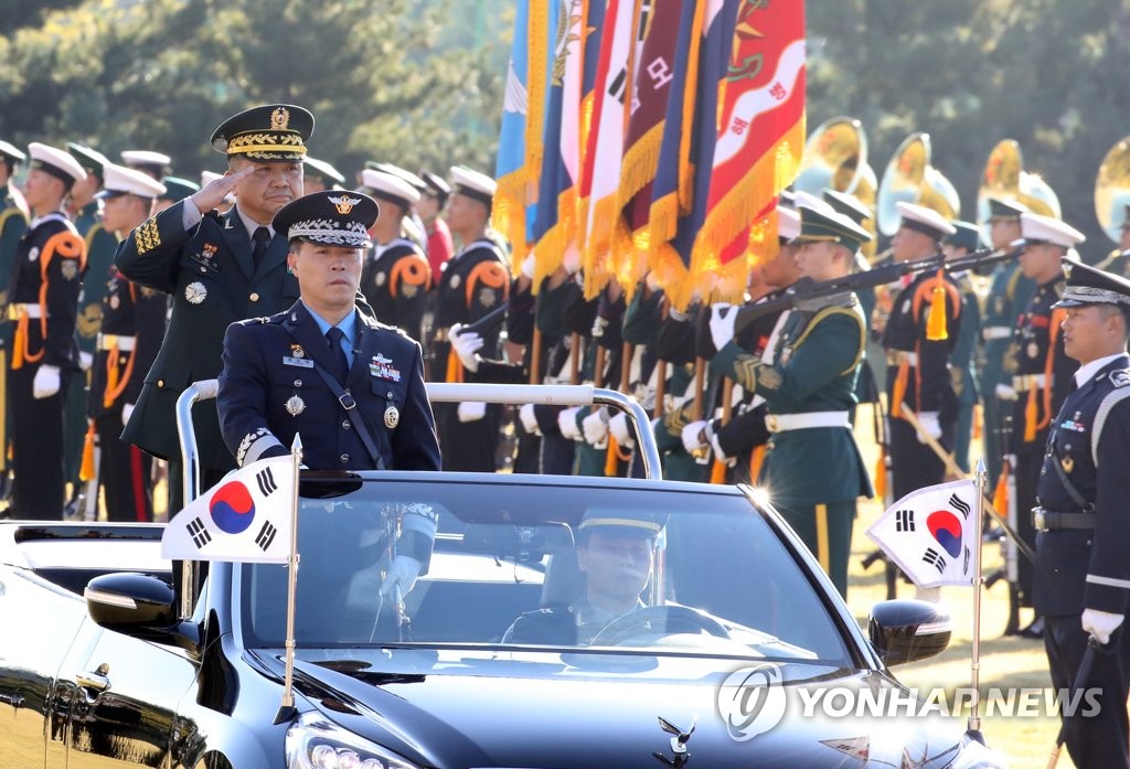 10月11日，在韩国国防部，联参议长朴汉基检阅仪仗队。（韩联社）