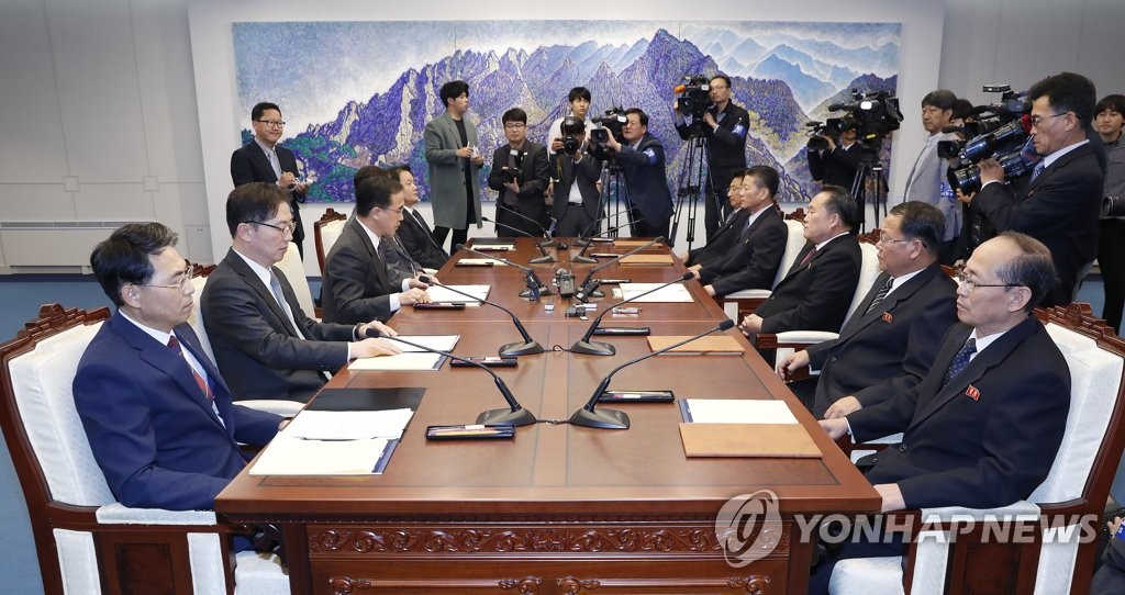 10月15日，在板门店，韩朝高级别会谈双方代表在会后发表联合公报。（韩联社/韩媒联合采访团）