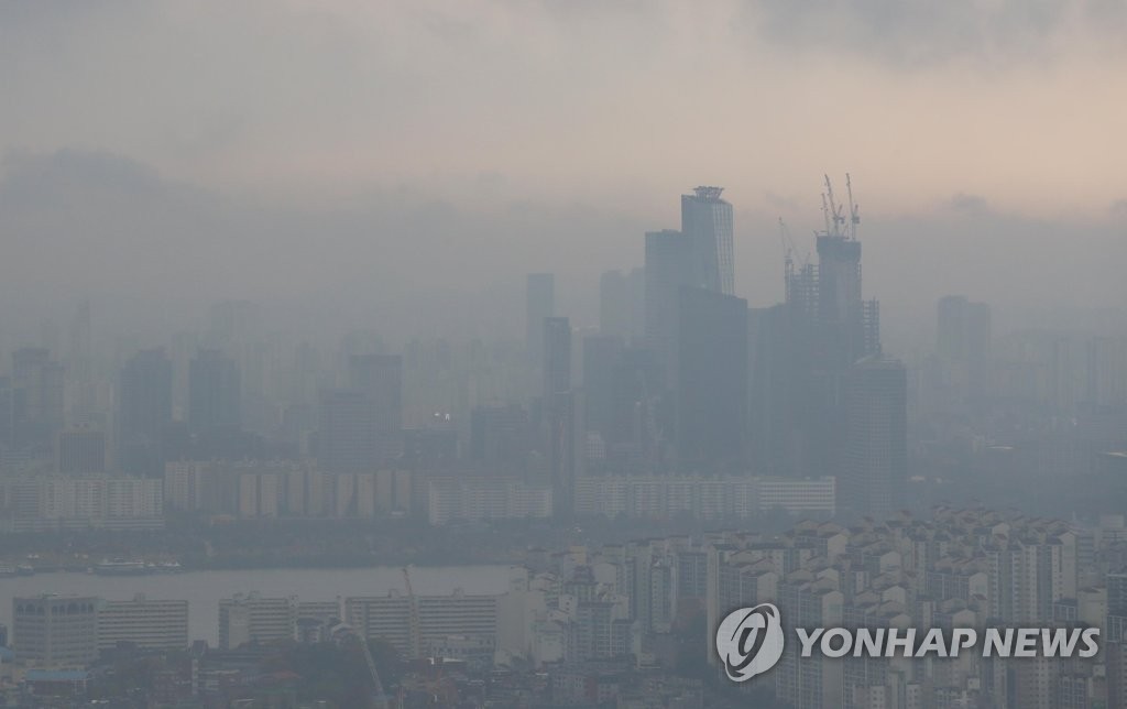 资料图片：被雾霾笼罩的城市（韩联社）