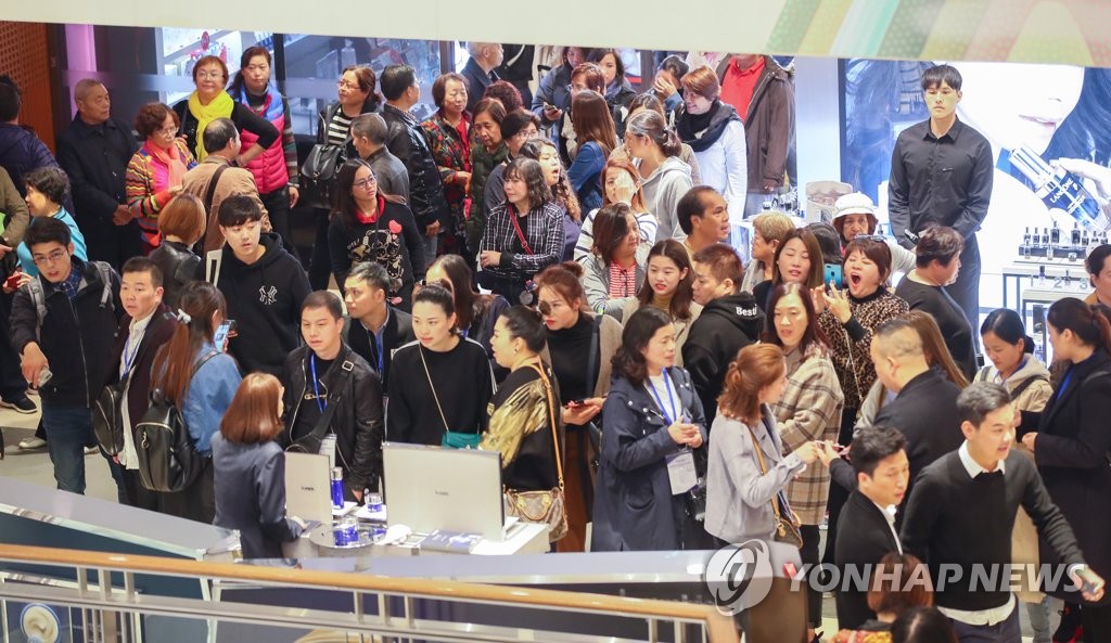 资料图片：10月23日，中国韩雅（ANYA）化妆品公司的800多名员工访问首尔新罗免税店。（韩联社）