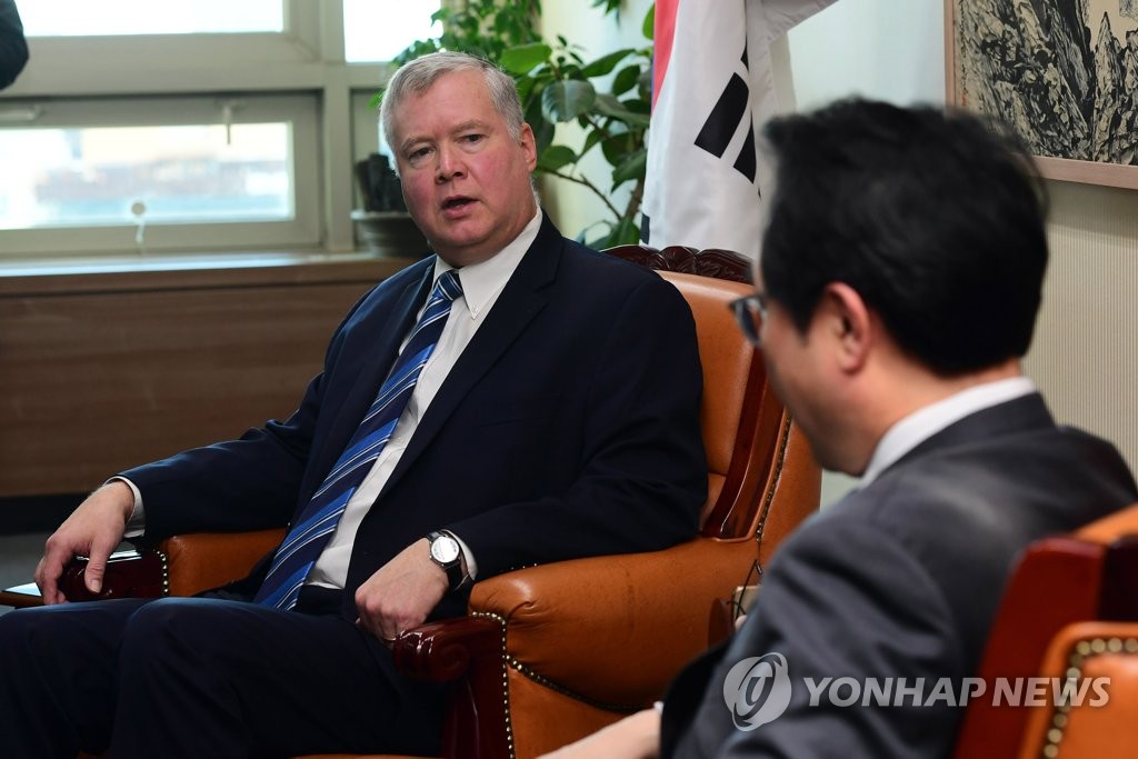 10月29日上午，在韩国外交部，比根（左）与李度勋交谈。（韩联社）