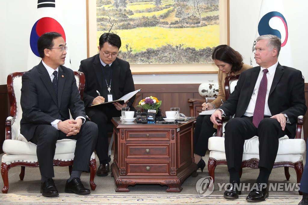 10月30日，韩国统一部长官赵明均（左)与美国国务院朝鲜政策特别代表斯蒂芬·比根举行会晤。（韩联社）