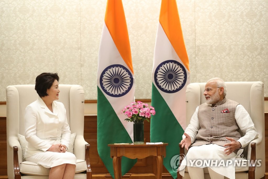 当地时间11月5日下午，在新德里，韩国总统文在寅夫人金正淑（左）会见印度总理莫迪。（韩联社)