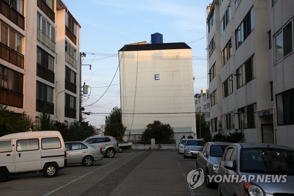 资料图片：2018年11月8日，在庆尚北道浦项市，一栋公寓在地震中发生倾斜。（韩联社）