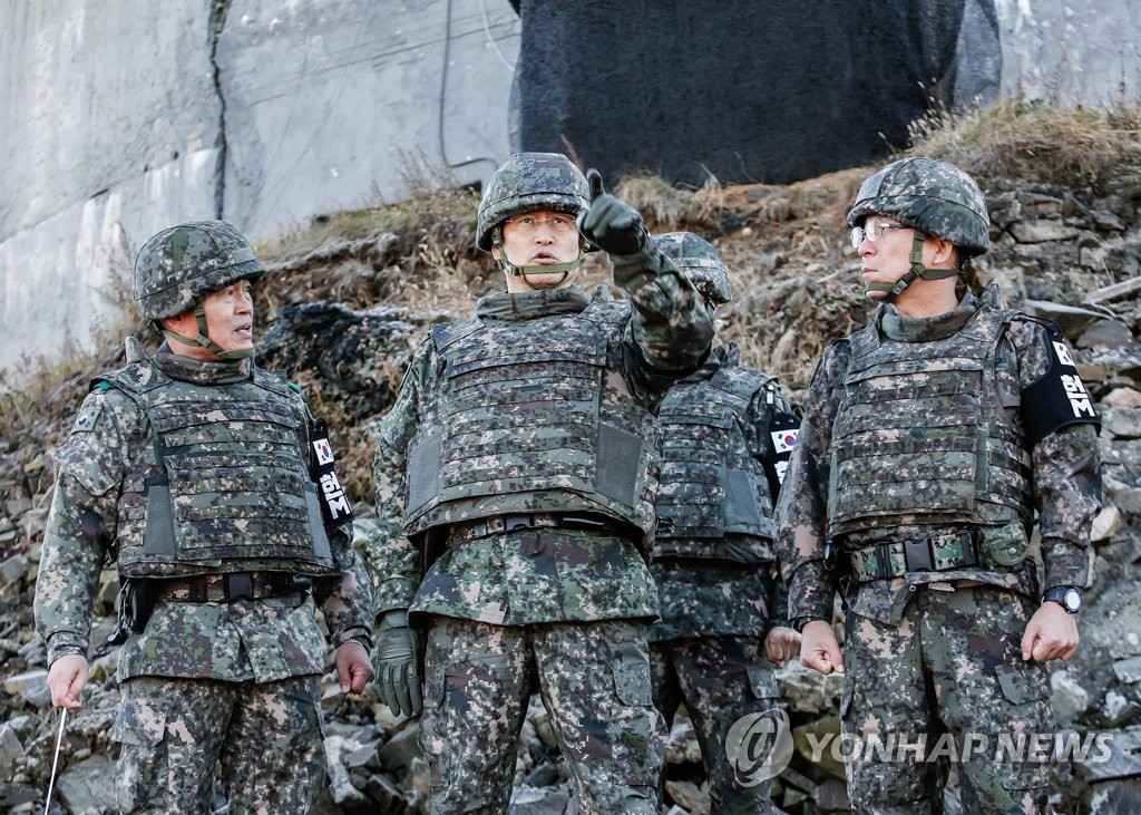 韩国陆军总参谋长金勇佑（中）在哨所拆除现场视察。（韩联社/韩国陆军供图）