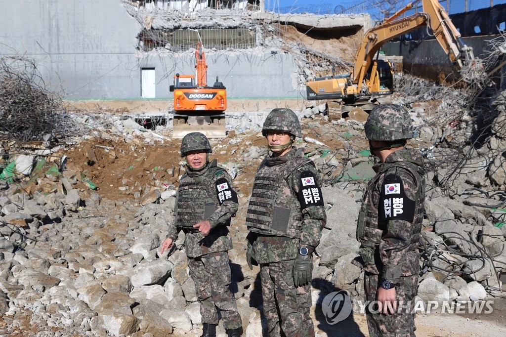 韩国陆军总参谋长金勇佑（中）前往哨所拆除现场视察。（韩联社/韩国陆军供图）