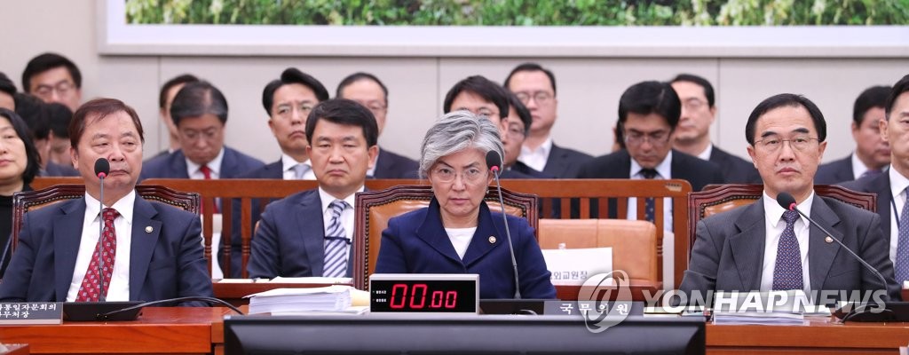 资料图片：2018年11月12日，韩国外长康京和（居中）出席国会外交统一委员会全体会议并倾听议员提问。（韩联社）