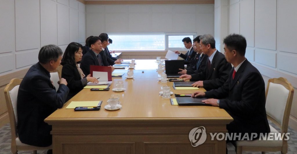 资料图片：韩朝公路联合考察团第二次会议（韩联社/统一部供图）