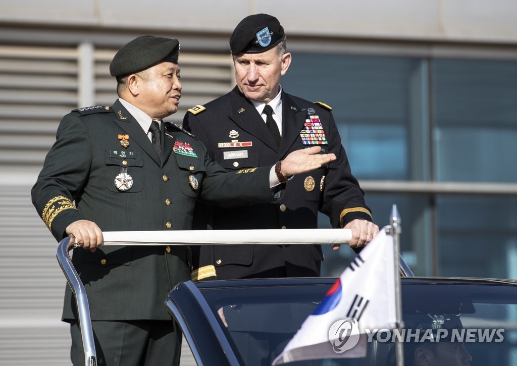 资料图片：韩联参议长朴汉基（左）和艾布拉姆斯 韩联社