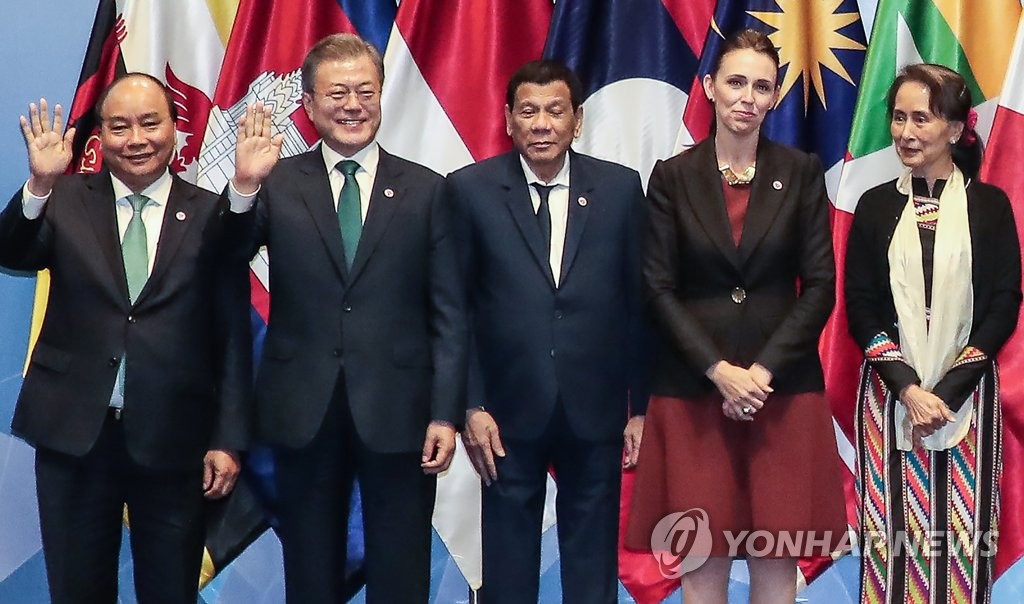 当地时间11月15日上午，在新加坡新达城国际会展中心，韩国总统文在寅（左二）出席第13届东亚峰会并与各国领导人合影留念。（韩联社）