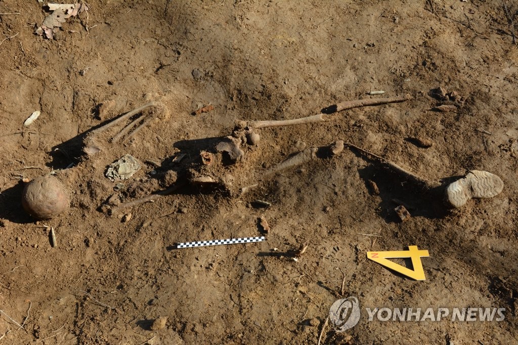 资料图片：11月19日，在韩朝非军事区箭头高地一带发掘的一具完整遗骸。（韩联社/韩国国防部供图）