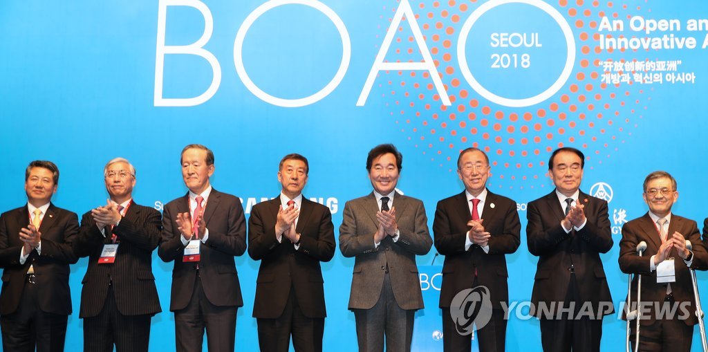 11月20日，在首尔新罗酒店，韩国国务总理李洛渊（左五）出席博鳌亚洲论坛首尔会议并同与会者合影。（韩联社）