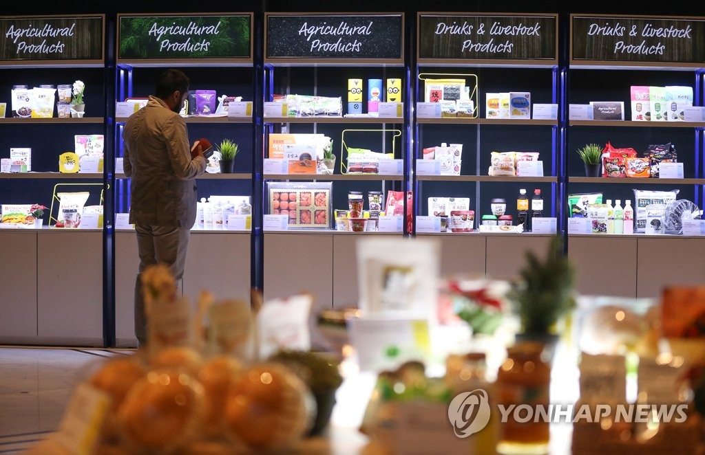 资料图片：11月22日，在首尔举行的出口洽谈会上，外国买家看韩国产品。（韩联社）