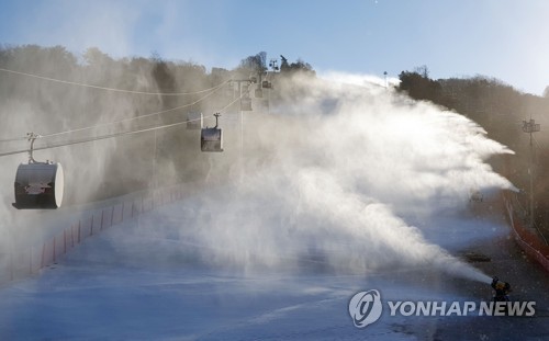 滑雪场人工造雪准备开业