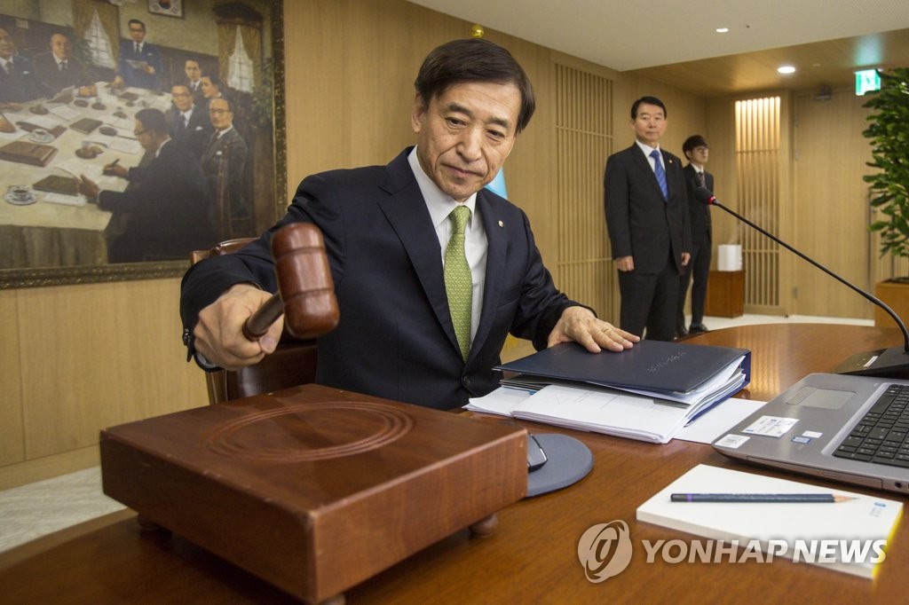 1月24日，在韩国银行，行长李柱烈主持召开金融货币委员会全体会议。（韩联社）