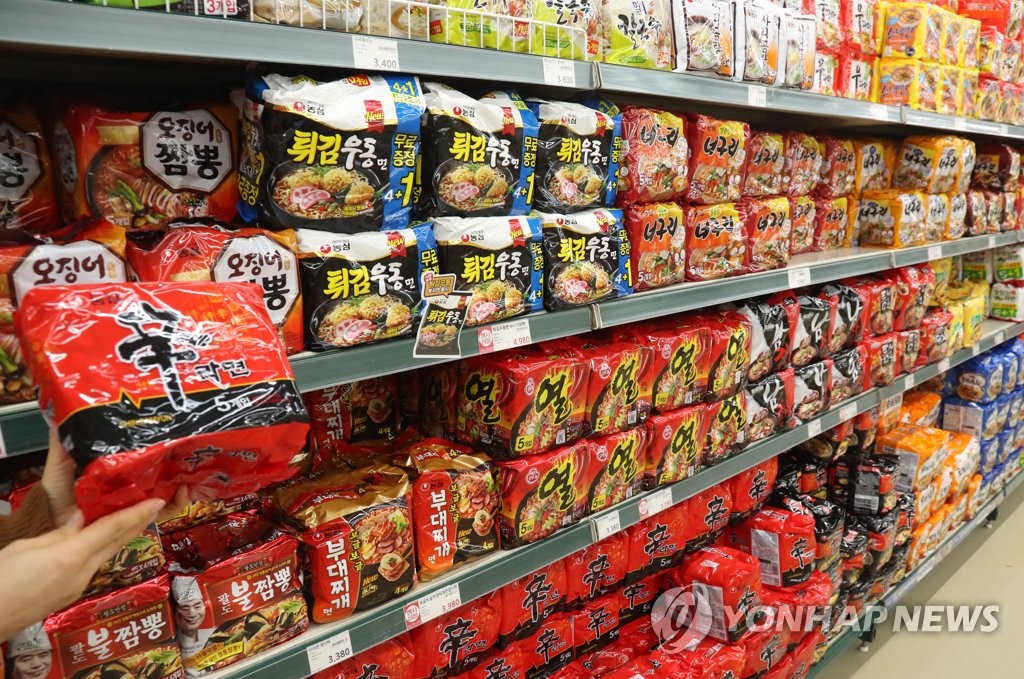 首尔市瑞草区农协超市良才店的方便面货架（韩联社）