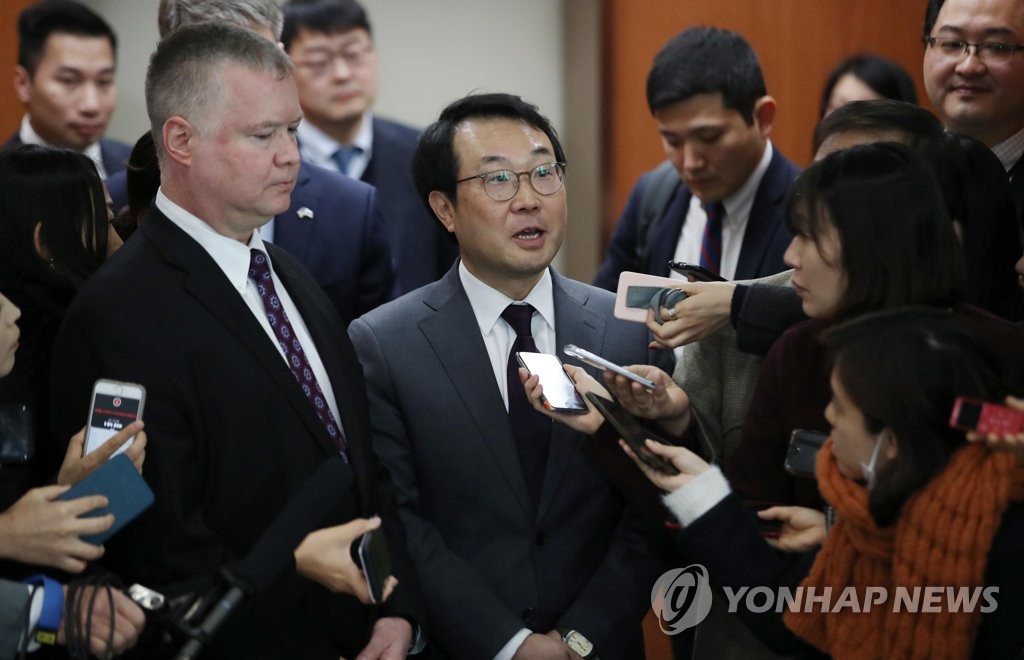 资料图片：韩国外交部和平交涉本部长李度勋（右）和美国对朝政策特别代表比根（左）。（韩联社）