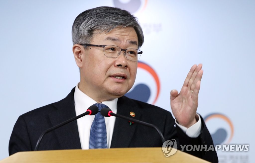 资料图片：韩国雇佣劳动部长官李载甲（韩联社）