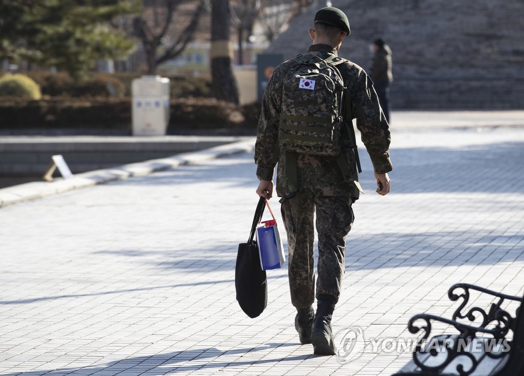 资料图片：一名身穿军装的士兵外出。（韩联社）
