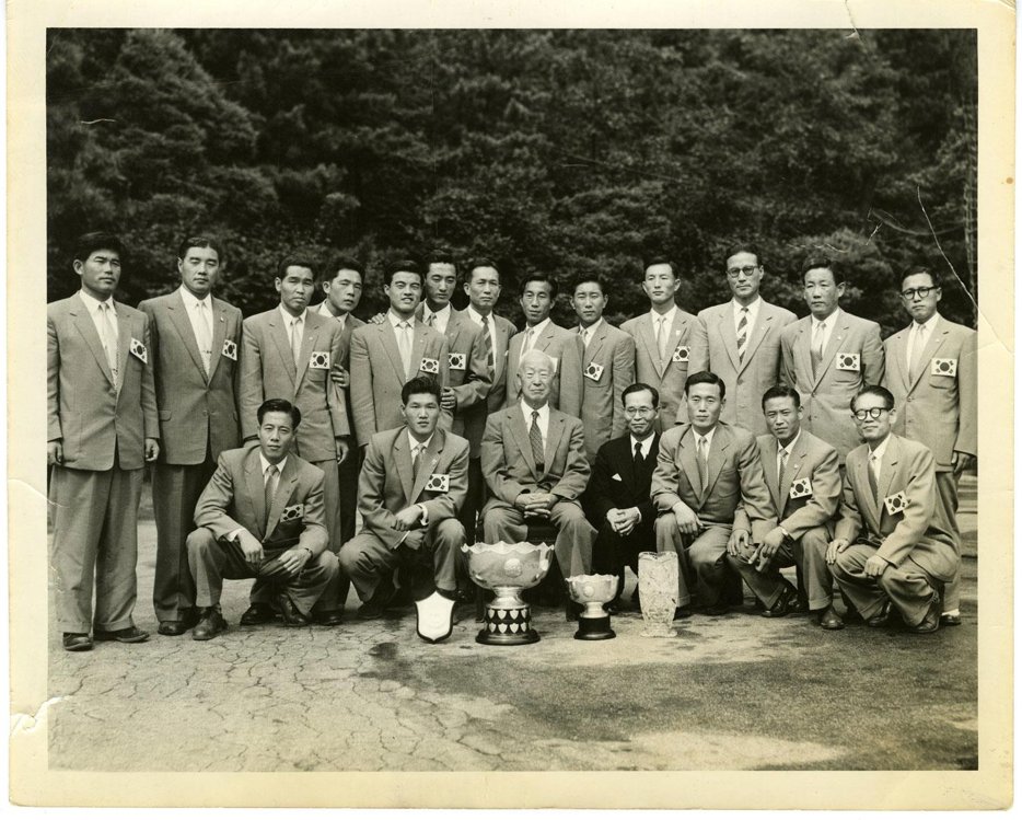 资料图片：1956年，韩国队获得亚洲杯冠军后访问景武台（现青瓦台），并与时任总统李承晚（前排左三）合影。（大韩足球协会供图）