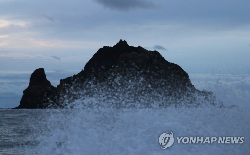 资料图片：独岛屹立韩国东海波涛之中，摄于2018年12月11日。（韩联社）