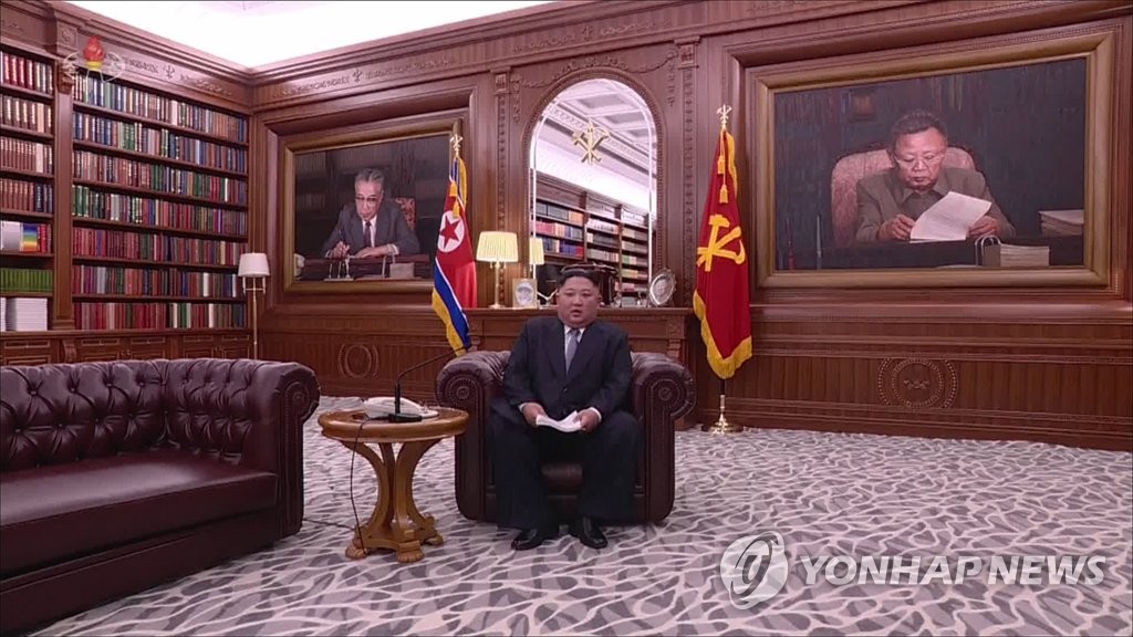 1日1日，在朝鲜劳动党中央委员会大楼，朝鲜国务委员会委员长金正恩发表新年贺词。图片仅限韩国国内使用，严禁转载复制。（韩联社/朝鲜中央电视台）