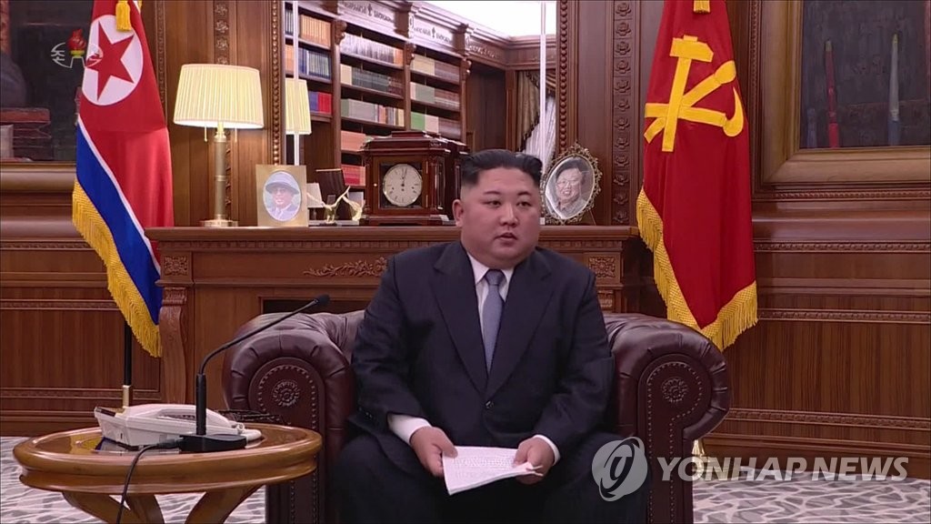 资料图片：1日1日上午9时，在朝鲜劳动党中央委员会大楼，朝鲜国务委员会委员长金正恩坐在沙发上发表新年贺词。图为视频截图。图片仅限韩国国内使用，严禁转载复制。（韩联社/朝鲜央视）