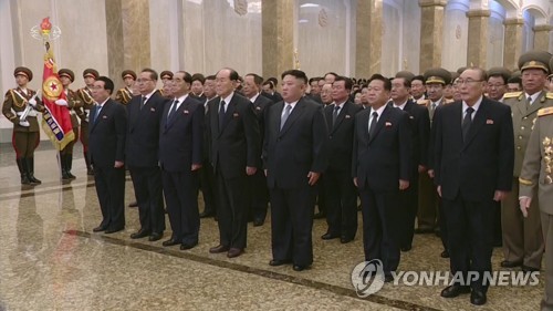 金正恩参谒锦绣山太阳宫纪念金日成生日