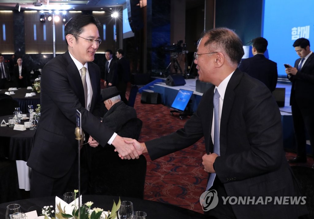 资料图片：李在镕（左）和郑义宣 韩联社