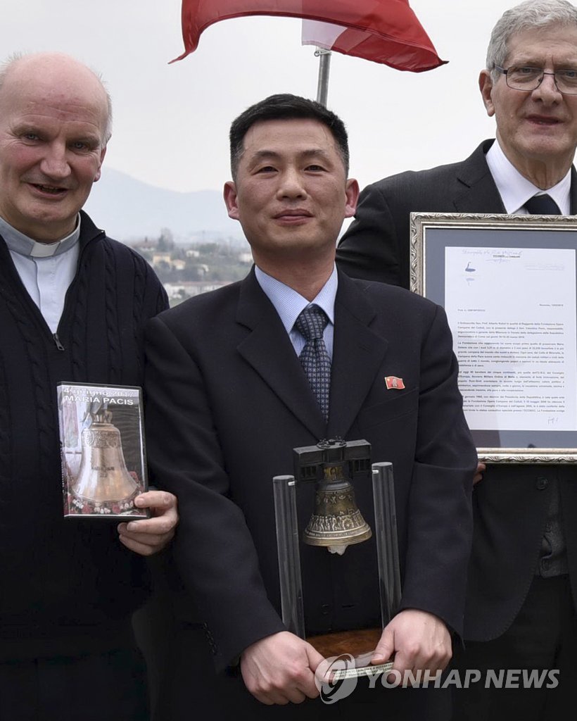 资料图片：2018年3月，朝鲜驻意大利使馆临时代办曹成吉（中）在意大利出席一个文化活动。（韩联社）