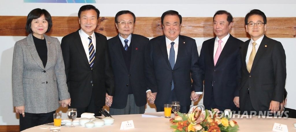 资料图片：韩国国会议长文喜相（右三）同朝野五党党首合影。（韩联社） 