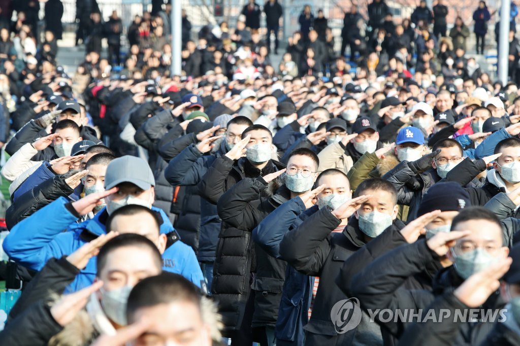 资料图片：1月7日，在韩国忠清南道论山陆军训练所，2019年首批入伍新兵敬军礼。 韩联社