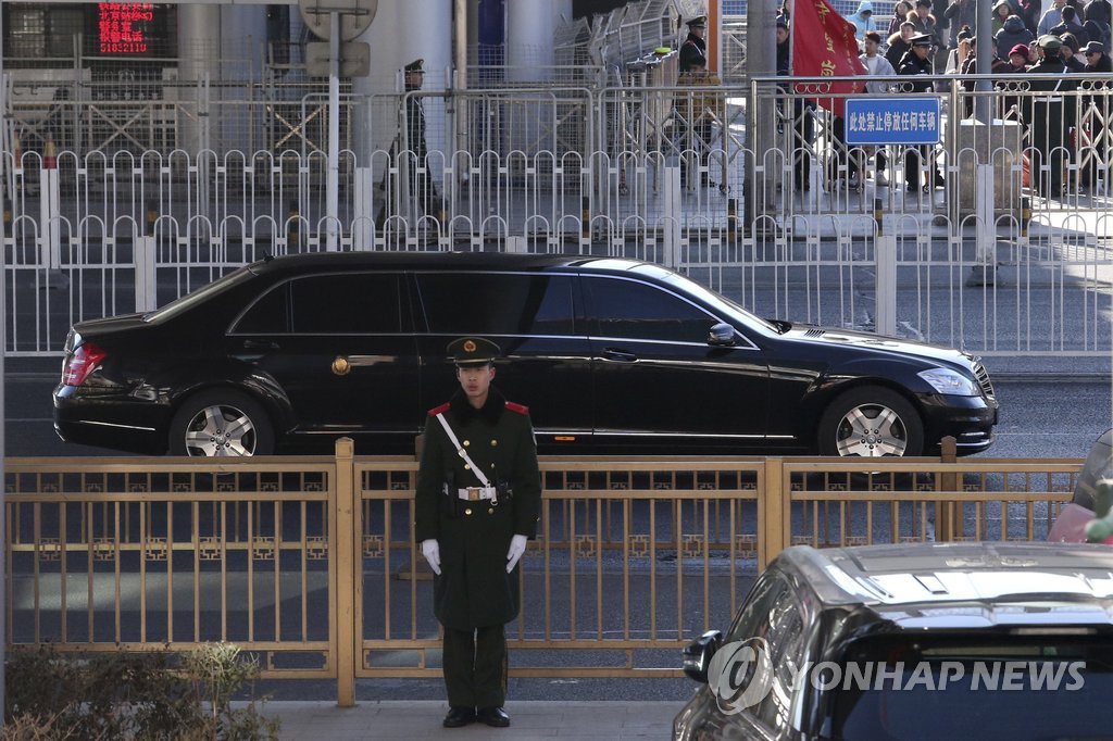 1月8日，疑为金正恩乘坐的车辆驶离北京站。（韩联社/美联社）