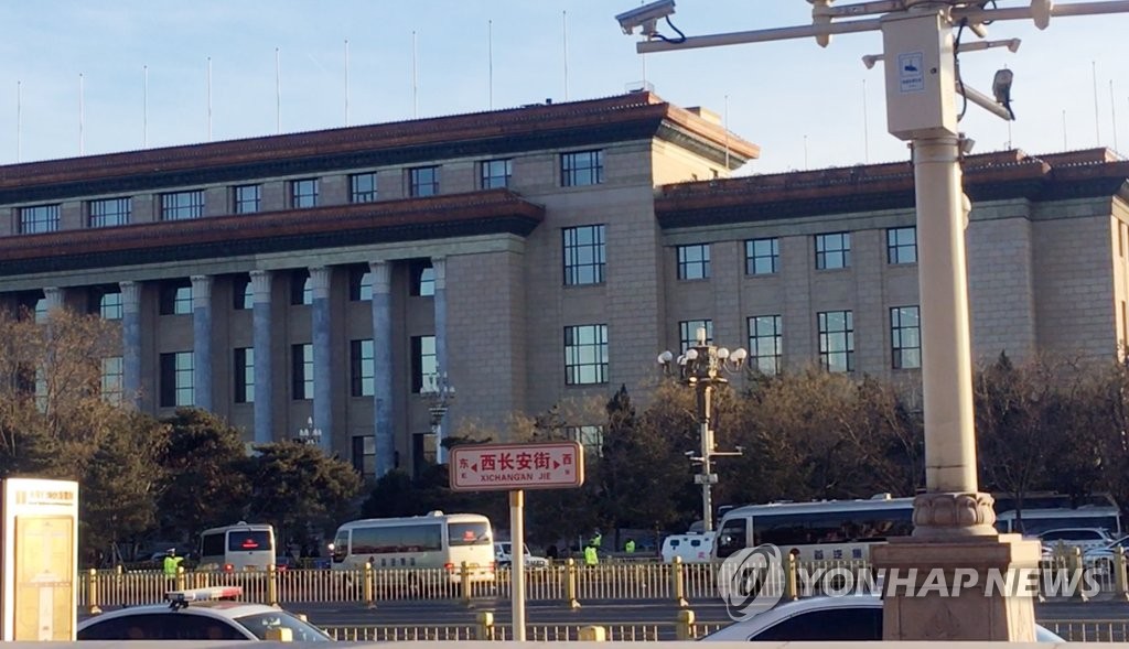 朝鲜访问团车辆驶向北京人民大会堂。（韩联社）