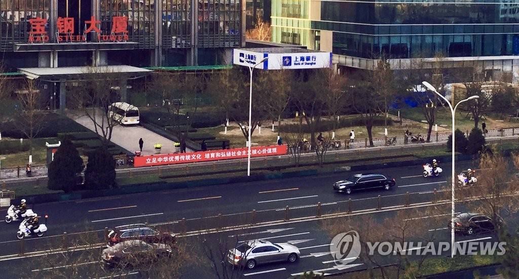 1月9日上午，金正恩车队经建国门外大街向东驶去。（韩联社）