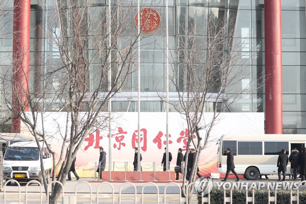 1月9日上午，正在访华的朝鲜国务委员会委员长金正恩一行参观亦庄同仁堂的药材工厂后准备乘车离开。（韩联社）