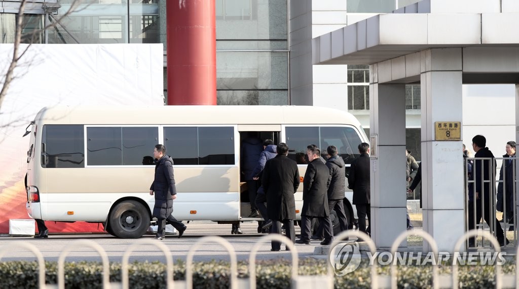 1月9日上午，在北京，金正恩一行访问北京制药公司同仁堂。（韩联社）