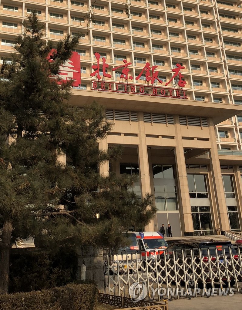1月9日上午，在北京，正在访华的朝鲜国务委员会委员长金正恩从下榻的钓鱼台国宾馆乘车抵达北京饭店准备出席午宴。图为北京饭店正门。（韩联社）